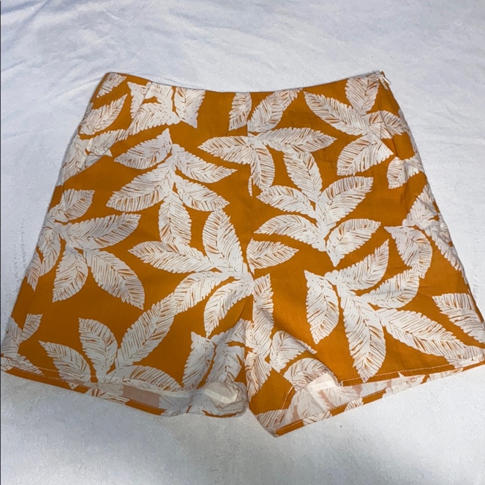 Trendy high-waisted tropical floral shorts